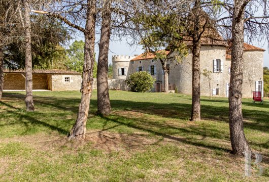 A 15th-century castle overlooking rolling farmland between Poitiers and Angoulême, in the Vienne region. - photo  n°31